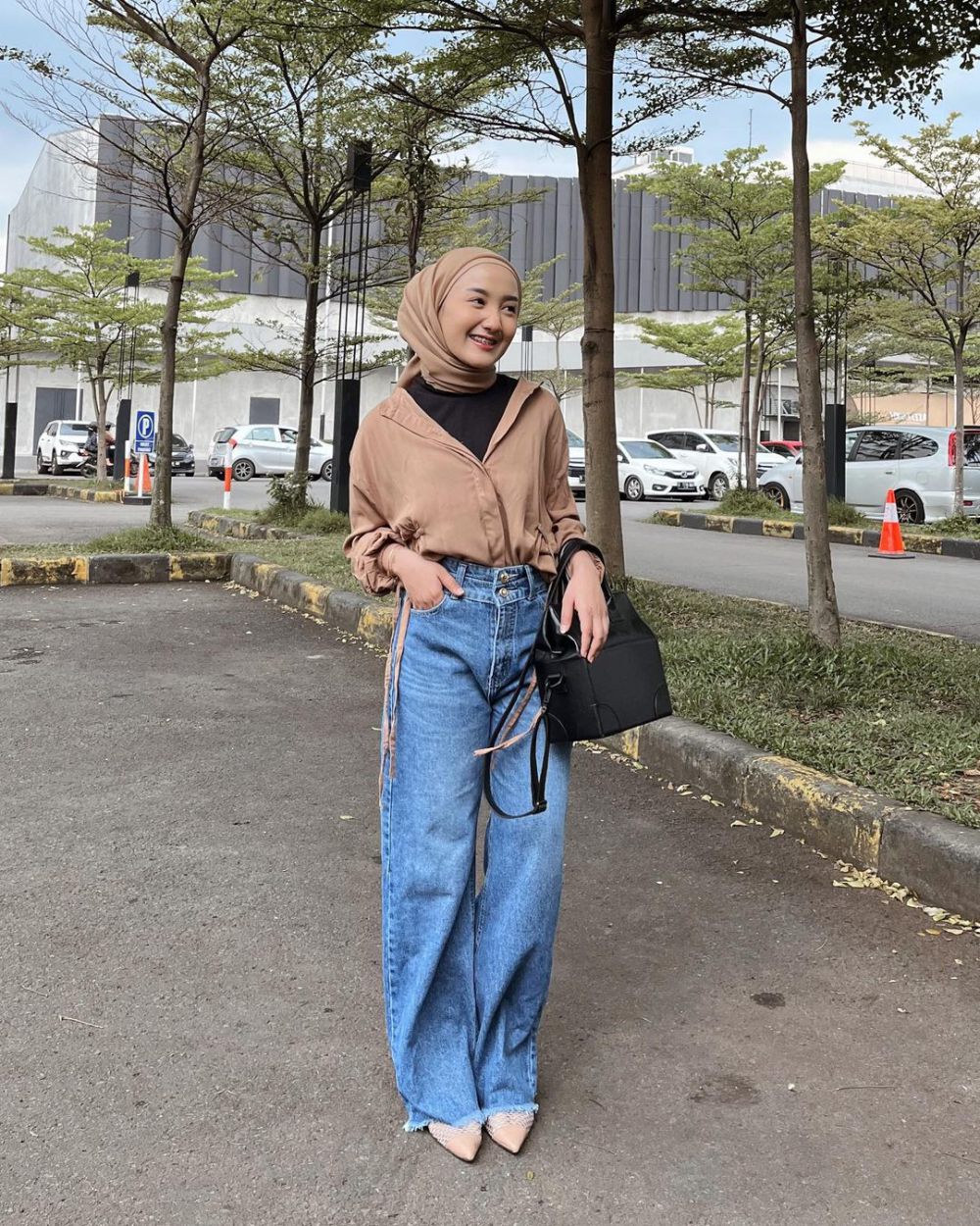 7 Ide Styling Loose Jeans buat Ngampus ala Thafanya Sabila, Trendy! 