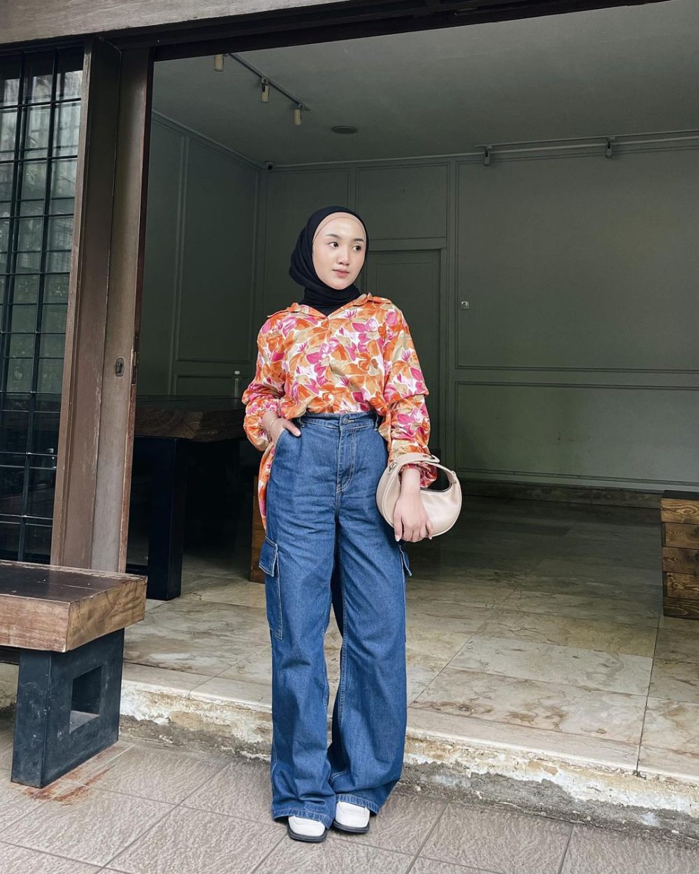 7 Ide Styling Loose Jeans buat Ngampus ala Thafanya Sabila, Trendy! 