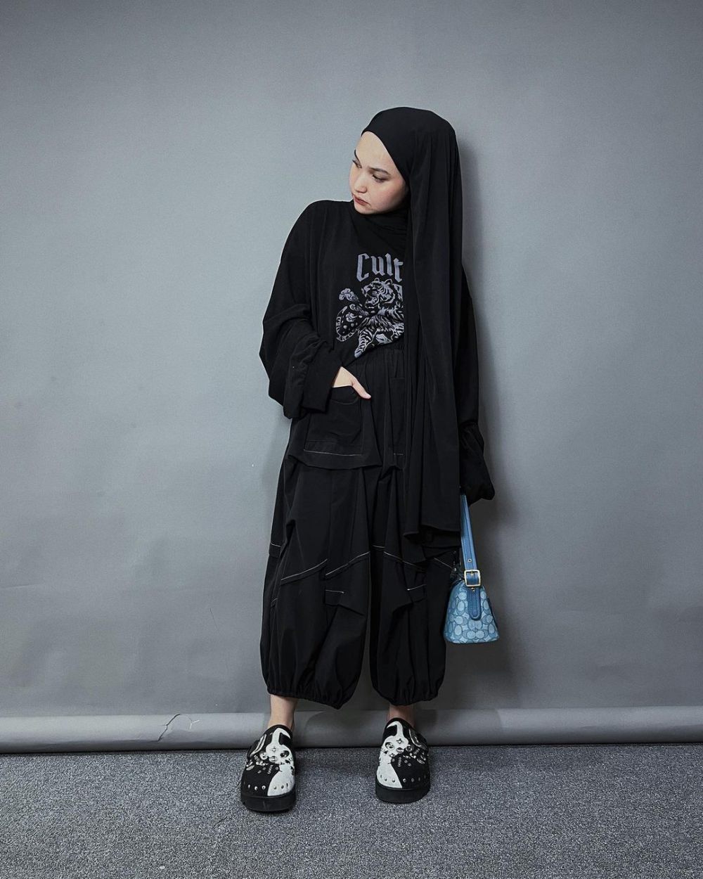 12 Styling All Black Outfit ala Soraya Ulfa yang Super Cool!