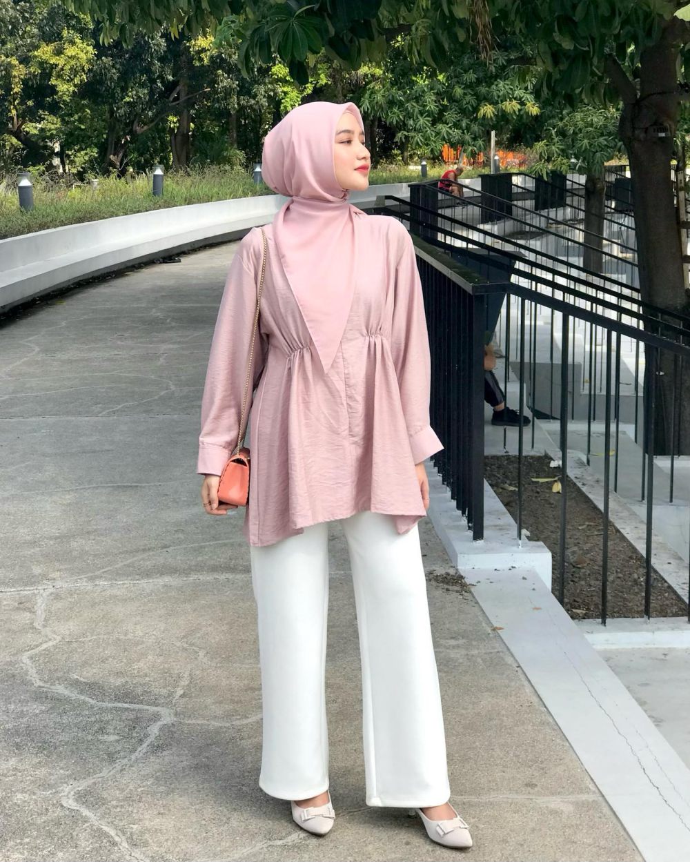 9 Inspirasi Blouse ala Amira Thallya, Looks Pretty!