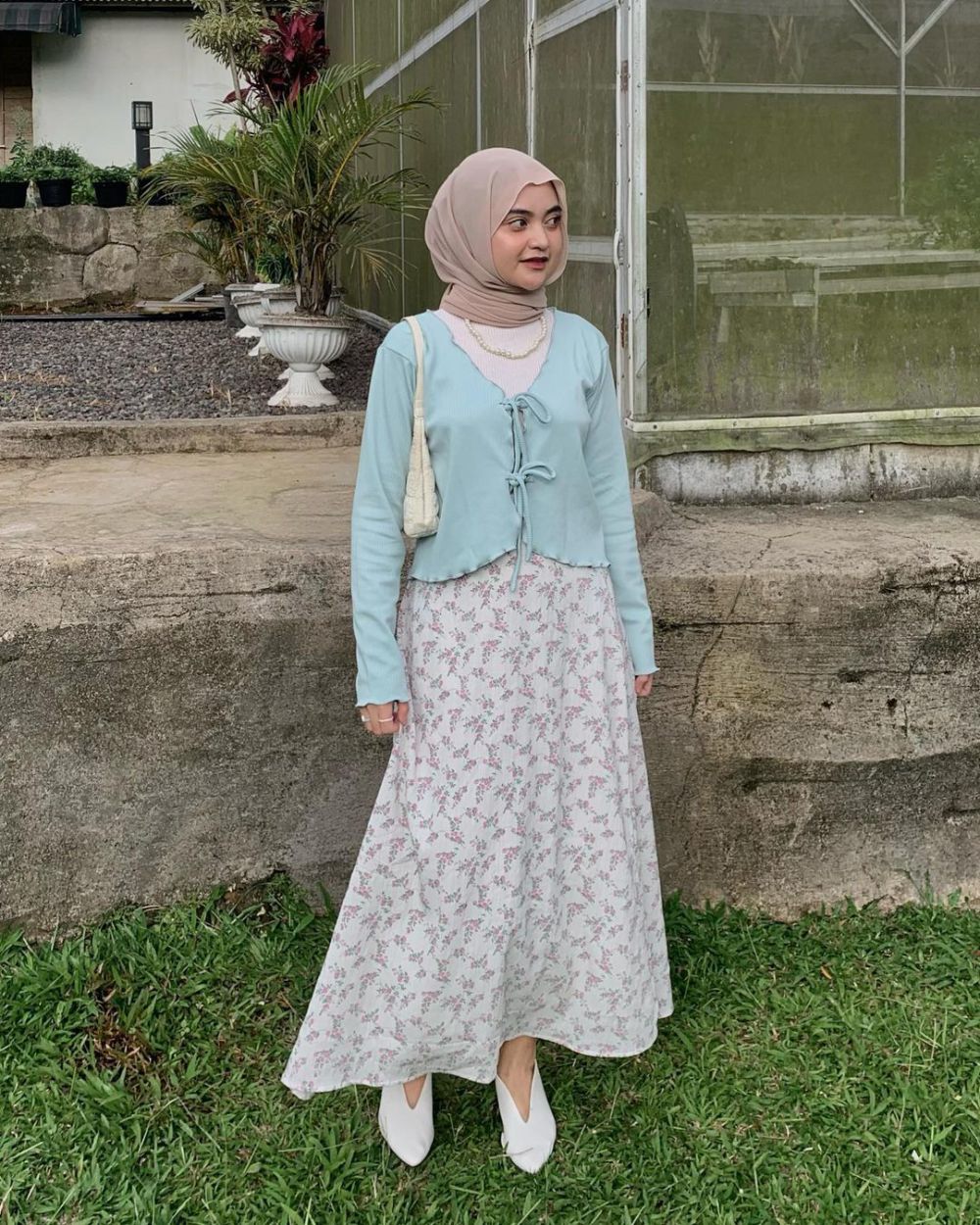 9 Ide OOTD Setelan Kardigan dan Skirt ala Influencer Hijab, Menawan!