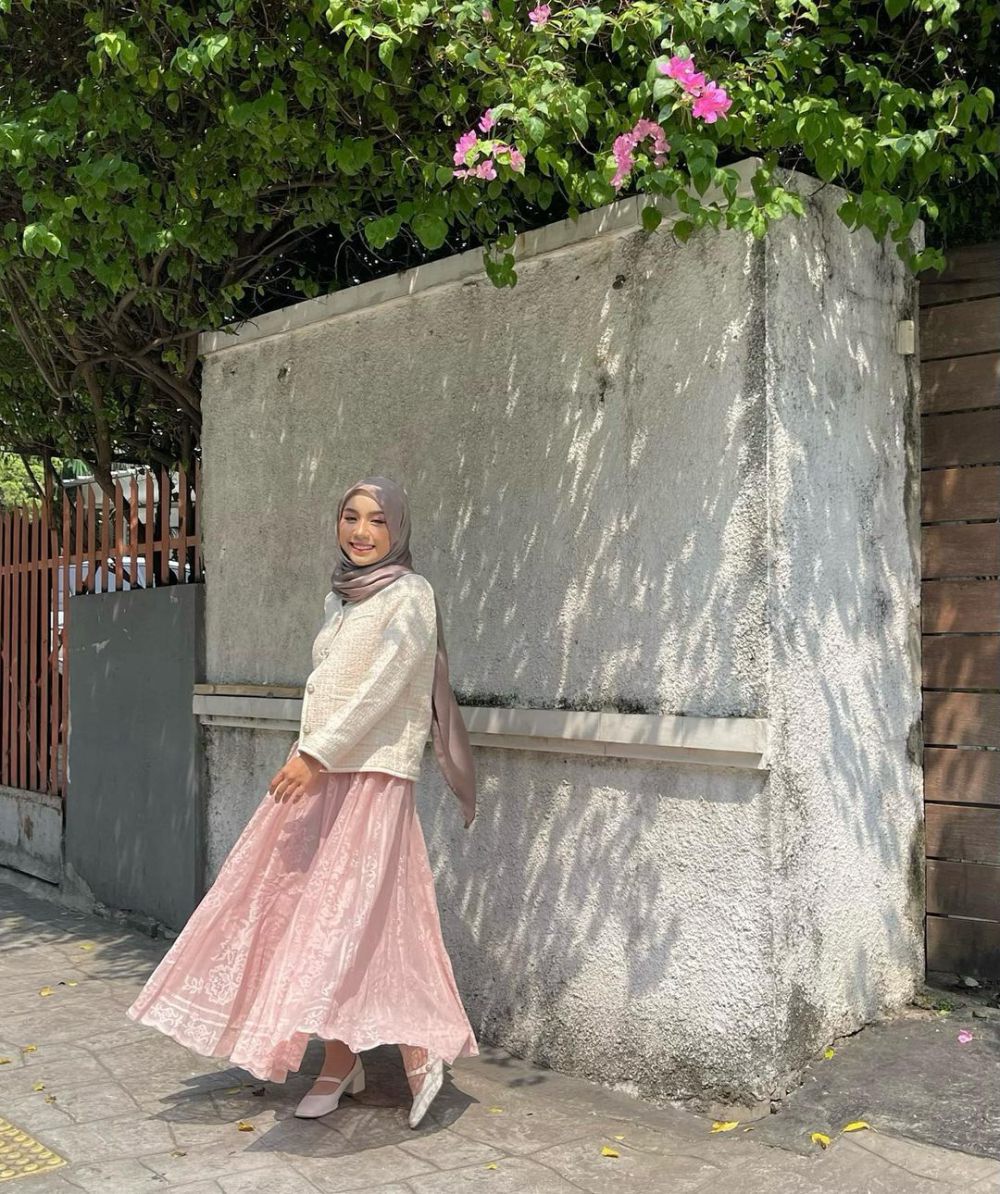 8 Ide Styling Outfit Tema Garden ala Salama Azizah, Super Catchy! 