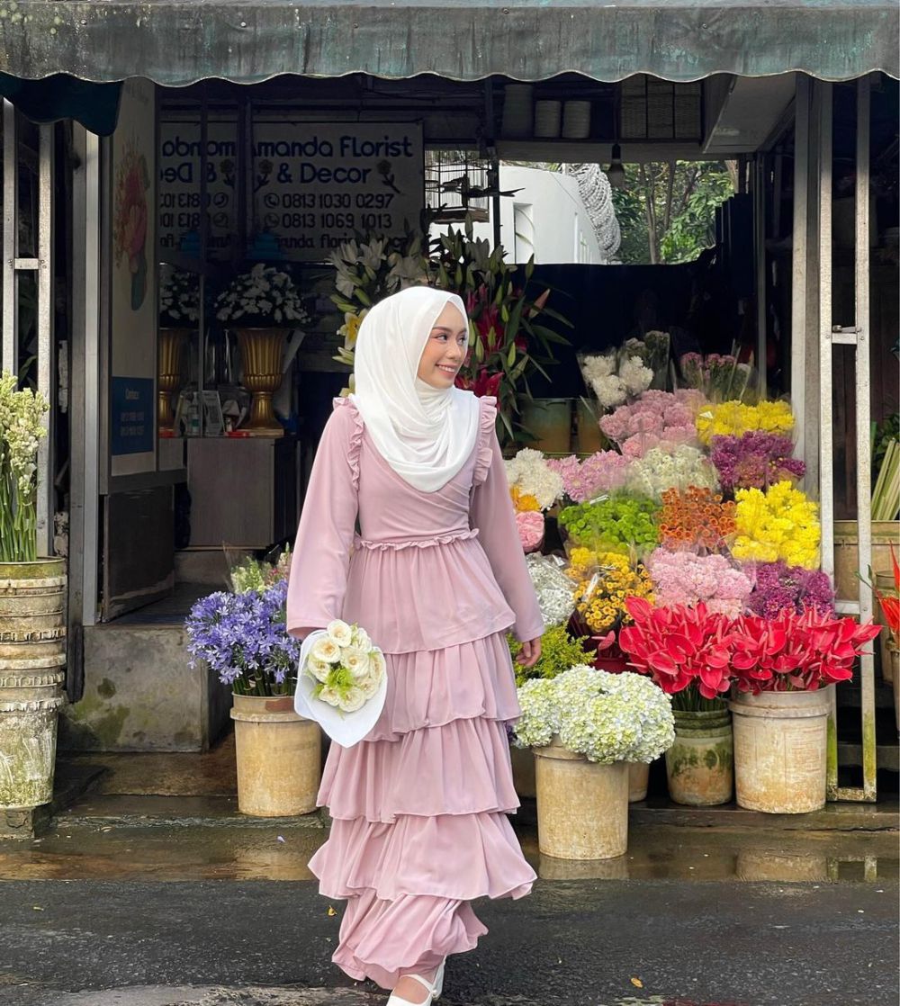 8 Ide Styling Outfit Tema Garden ala Salama Azizah, Super Catchy! 