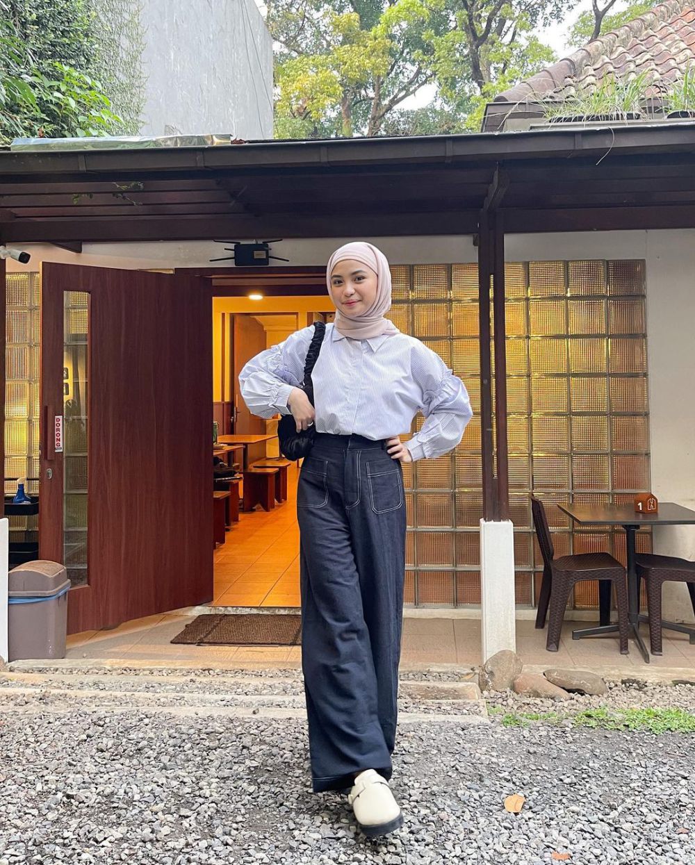 7 Referensi OOTD Ngantor Selebgram Tania Dewi, Didominasi Blus Feminin