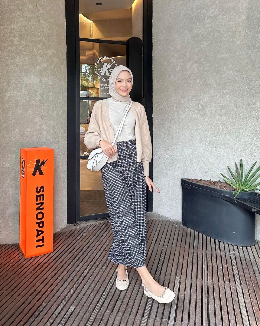 9 Ide OOTD Setelan Kardigan dan Skirt ala Influencer Hijab, Menawan!