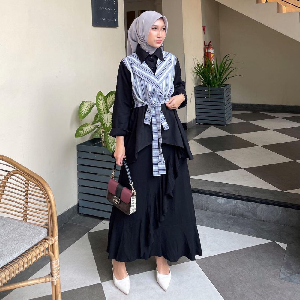9 Ide Style Hijab Pakai Rok Hitam Polos ala Risa Larasati, Elegan! 