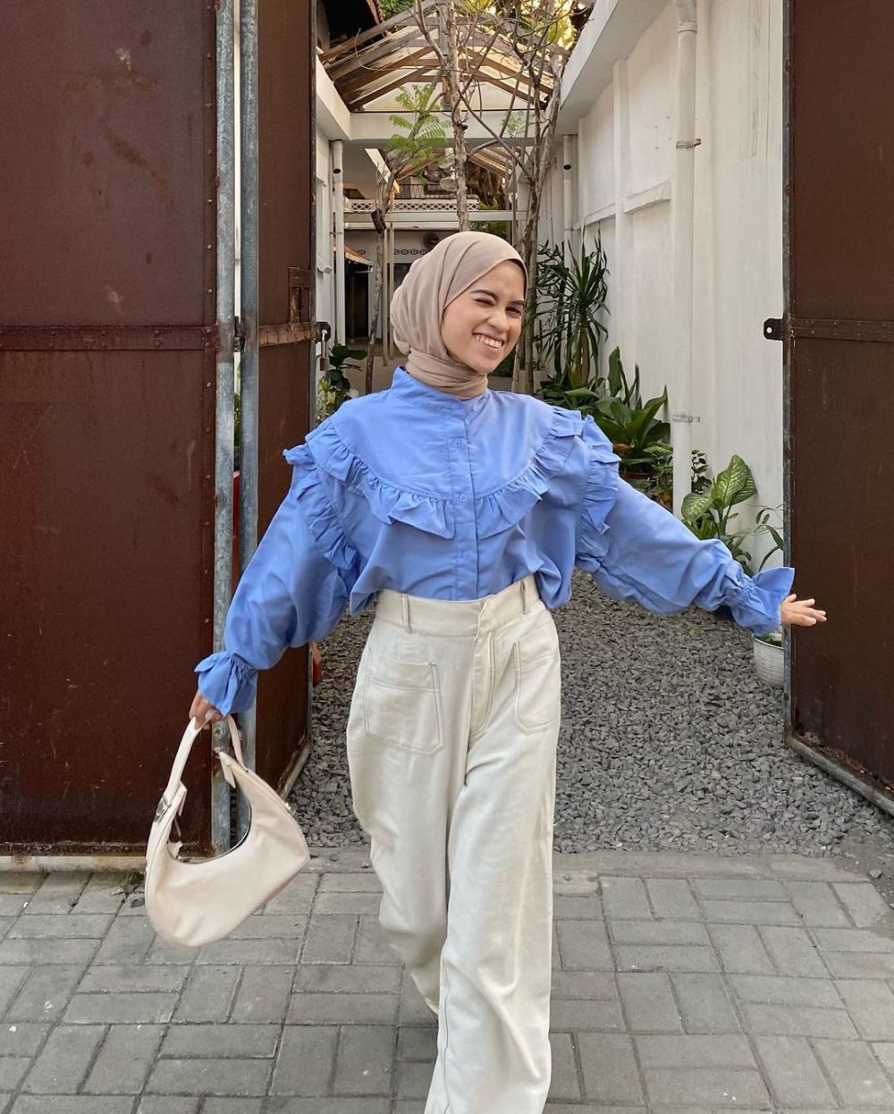 8 Padu Padan High Waist Pants ala Aisyah Ibrahim, Super Chic! 