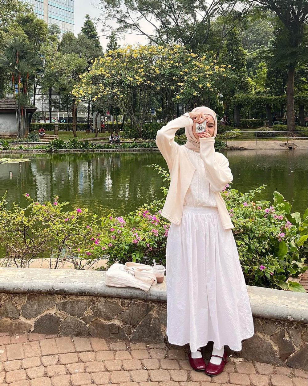 9 Ide OOTD Setelan Kardigan dan Skirt ala Influencer Hijab, Menawan!