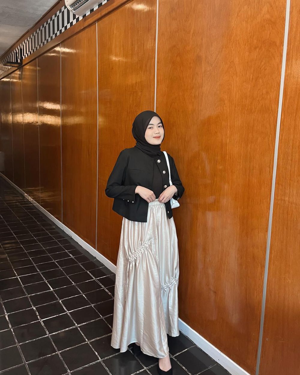 9 Ide OOTD Setelan Kardigan dan Skirt ala Influencer Hijab, Menawan!