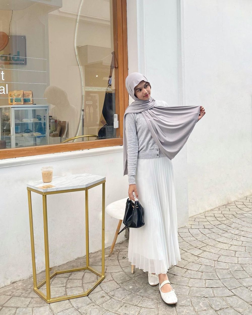 9 Ide OOTD Setelan Kardigan dan Skirt ala Influencer Hijab, Menawan!