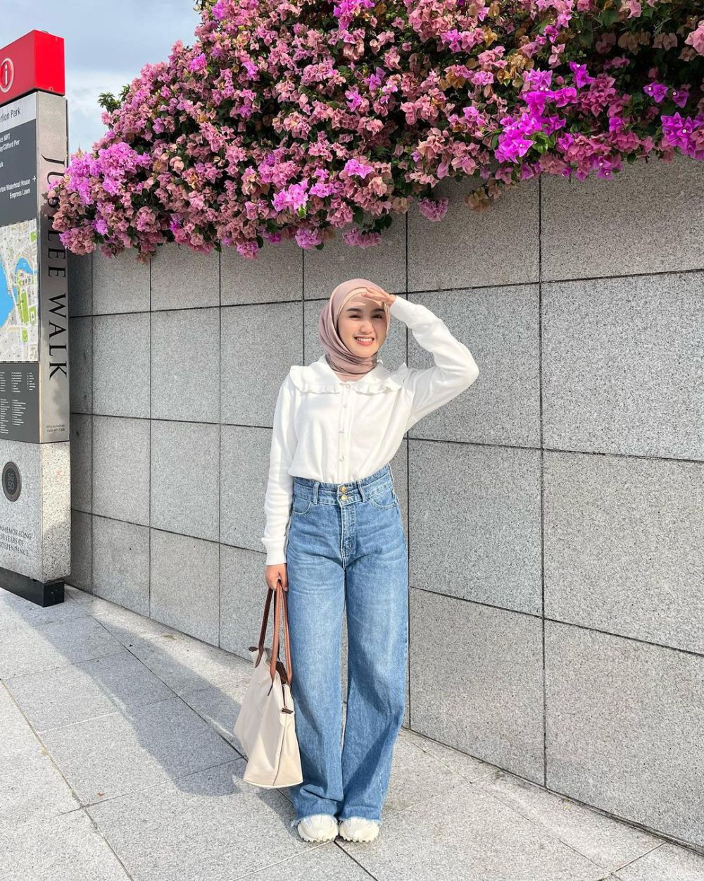 7 Ide Styling Loose Jeans buat Ngampus ala Thafanya Sabila, Trendy! 