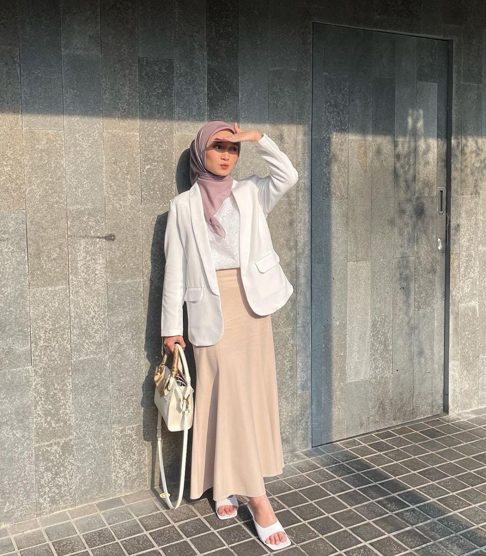 9 OOTD Setelan Rok dan Blazer ala Influencer Hijab, Gak Mesti Formal!