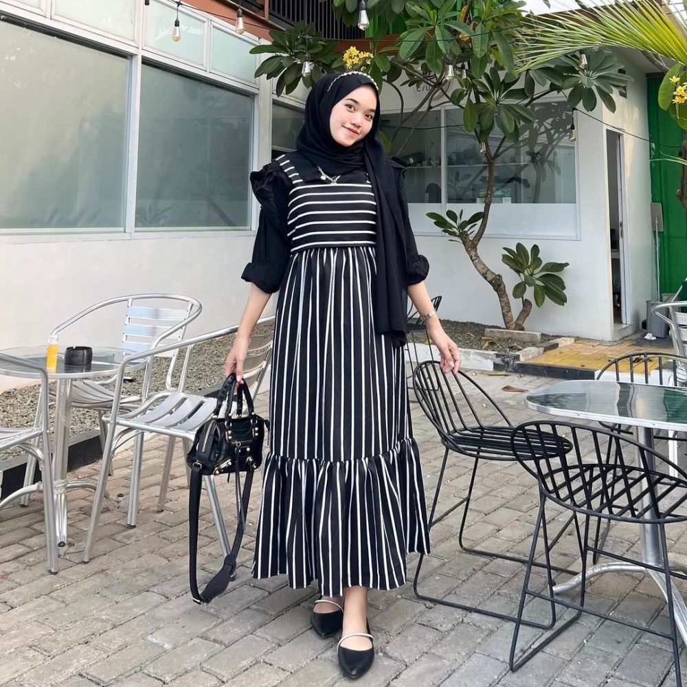9 Inspirasi Hijab Style dengan Warna Hitam ala Deah Putri Aletha