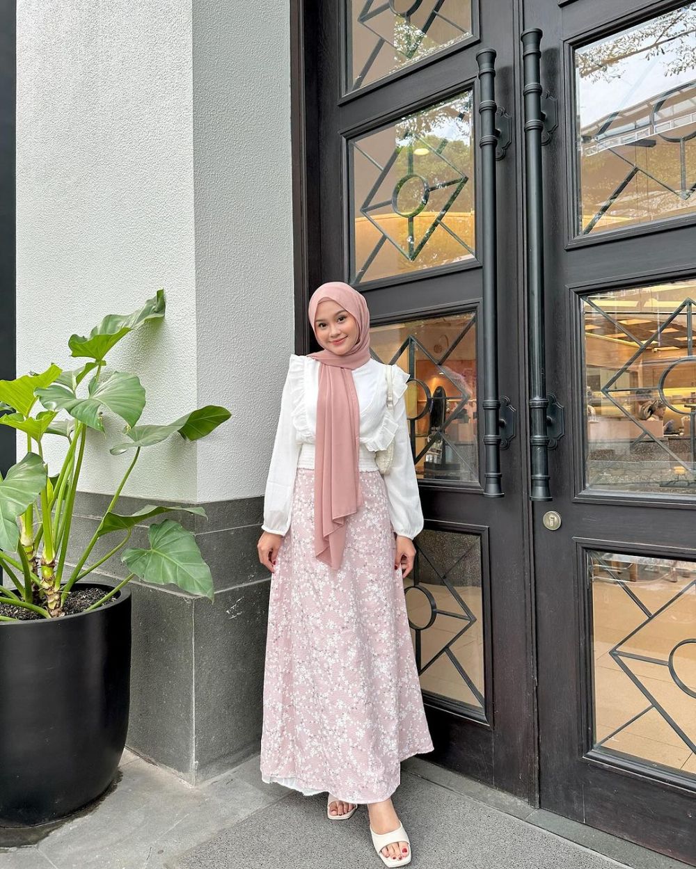 9 Ide Outfit Setelan Rok Floral ala Influencer Hijab, Feminin Vibes!