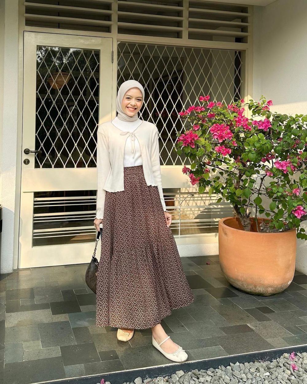 9 Ide OOTD Setelan Kardigan dan Skirt ala Influencer Hijab, Menawan!