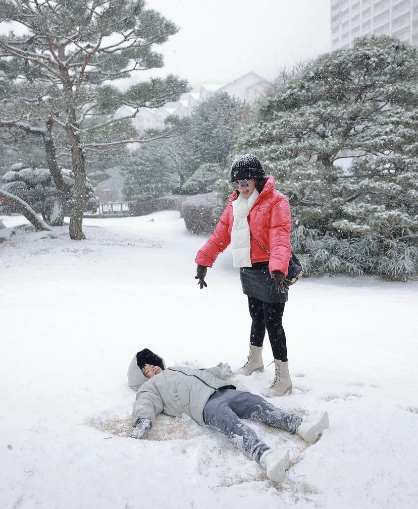 9 Potret Maharani Kemala Main Salju Bareng Anak di Korea Selatan, Seru