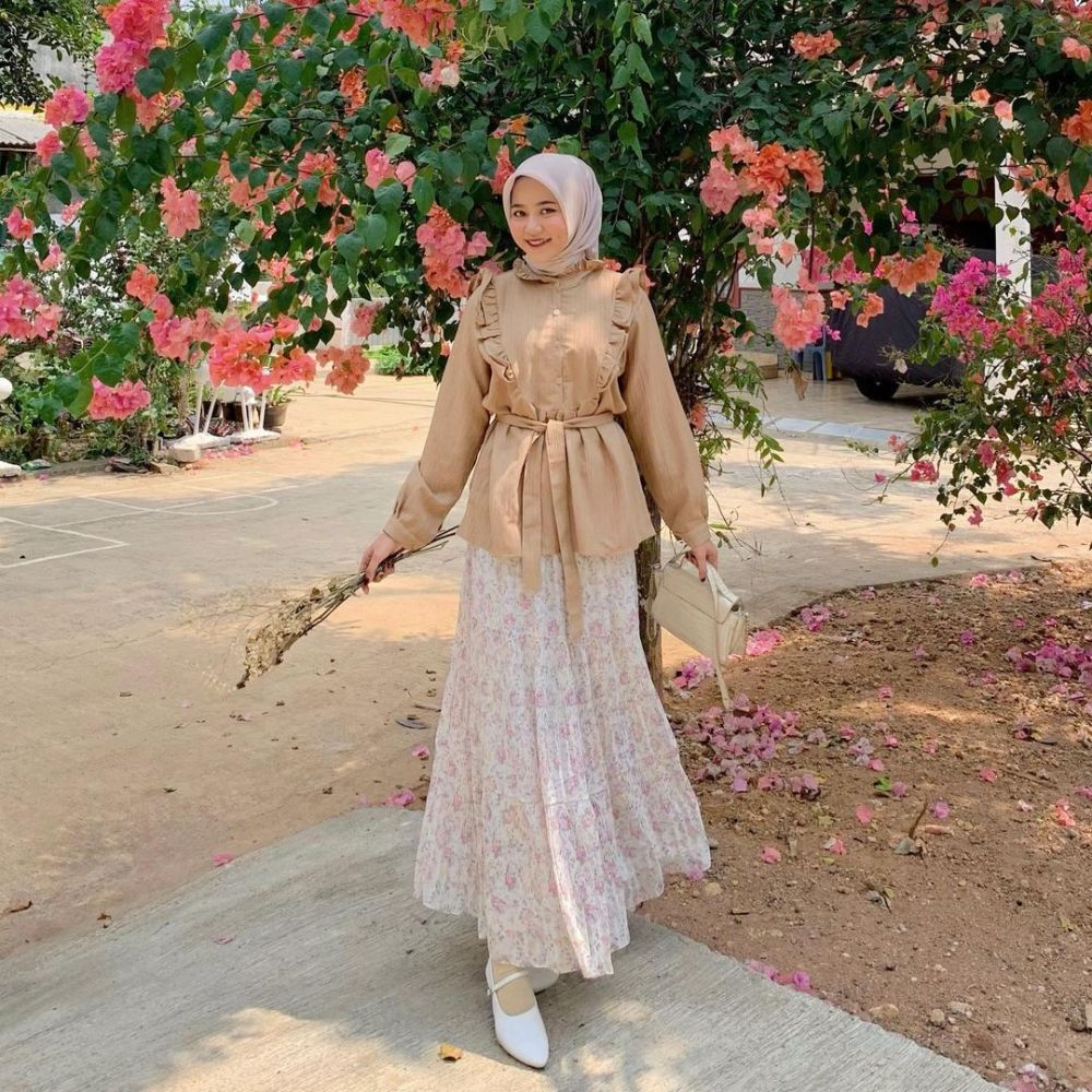 9 Ide Outfit Setelan Rok Floral ala Influencer Hijab, Feminin Vibes!