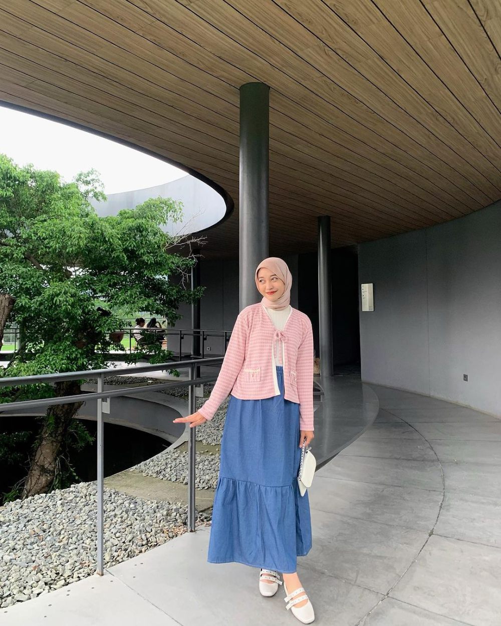 9 Ide OOTD Setelan Kardigan dan Skirt ala Influencer Hijab, Menawan!