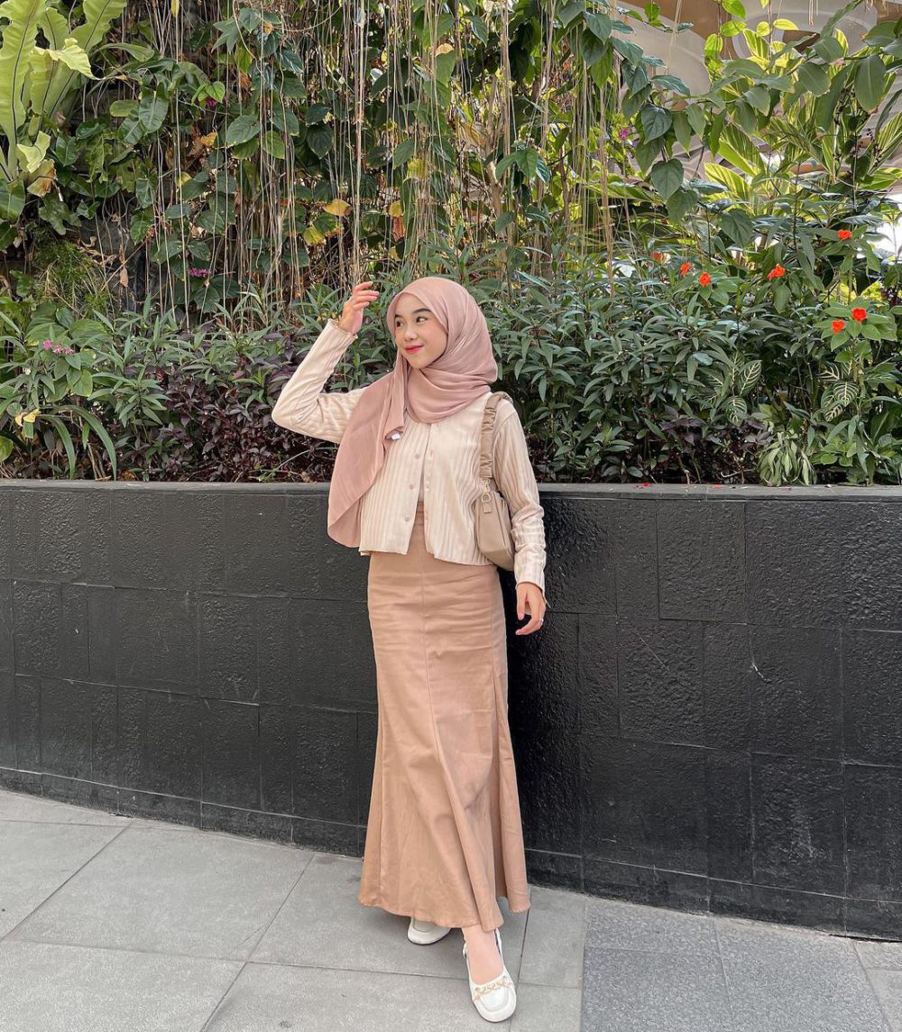 9 Ide OOTD Setelan Kardigan dan Skirt ala Influencer Hijab, Menawan!