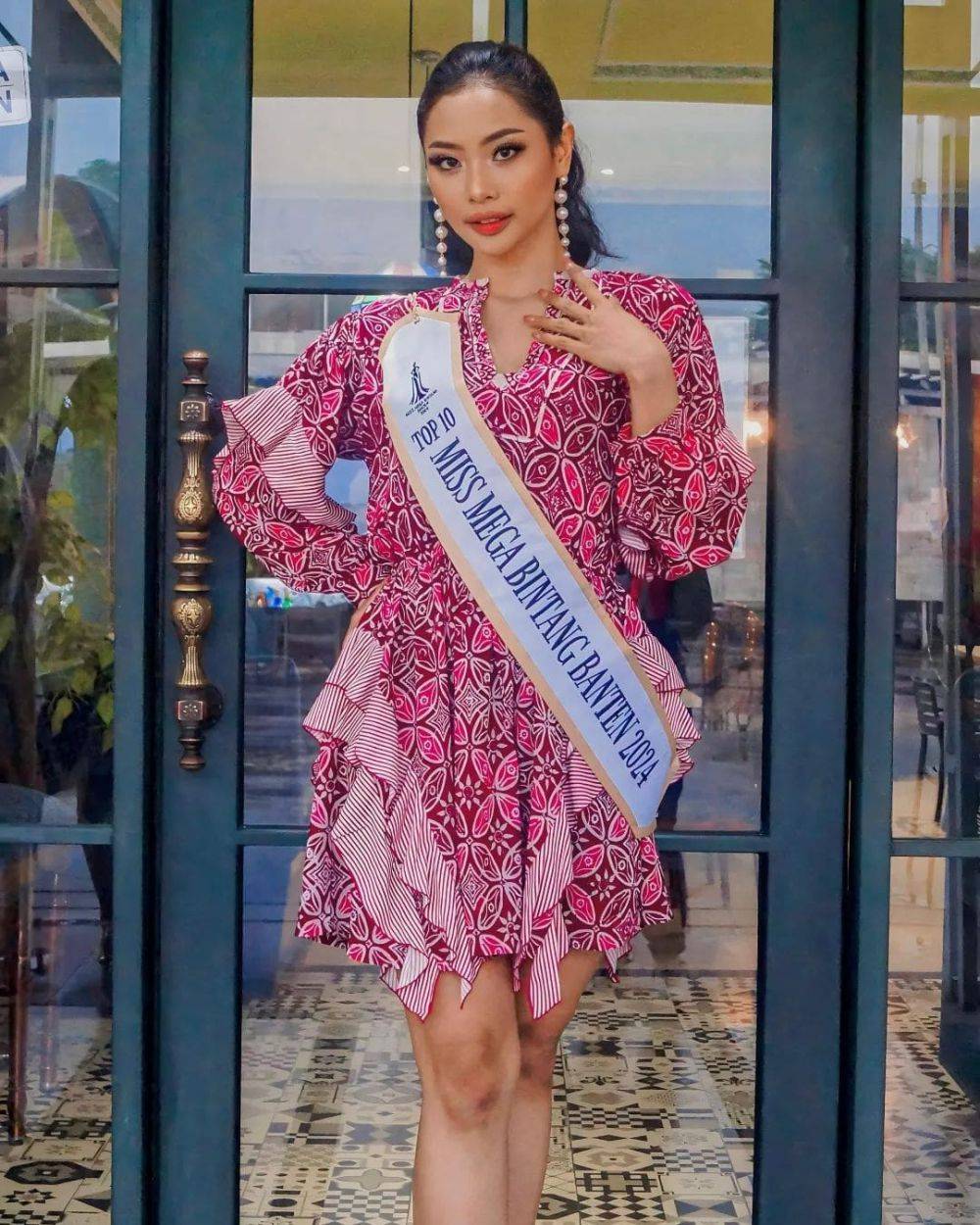 Potret Finalis Miss Mega Bintang Banten 2024 Kenakan Batik