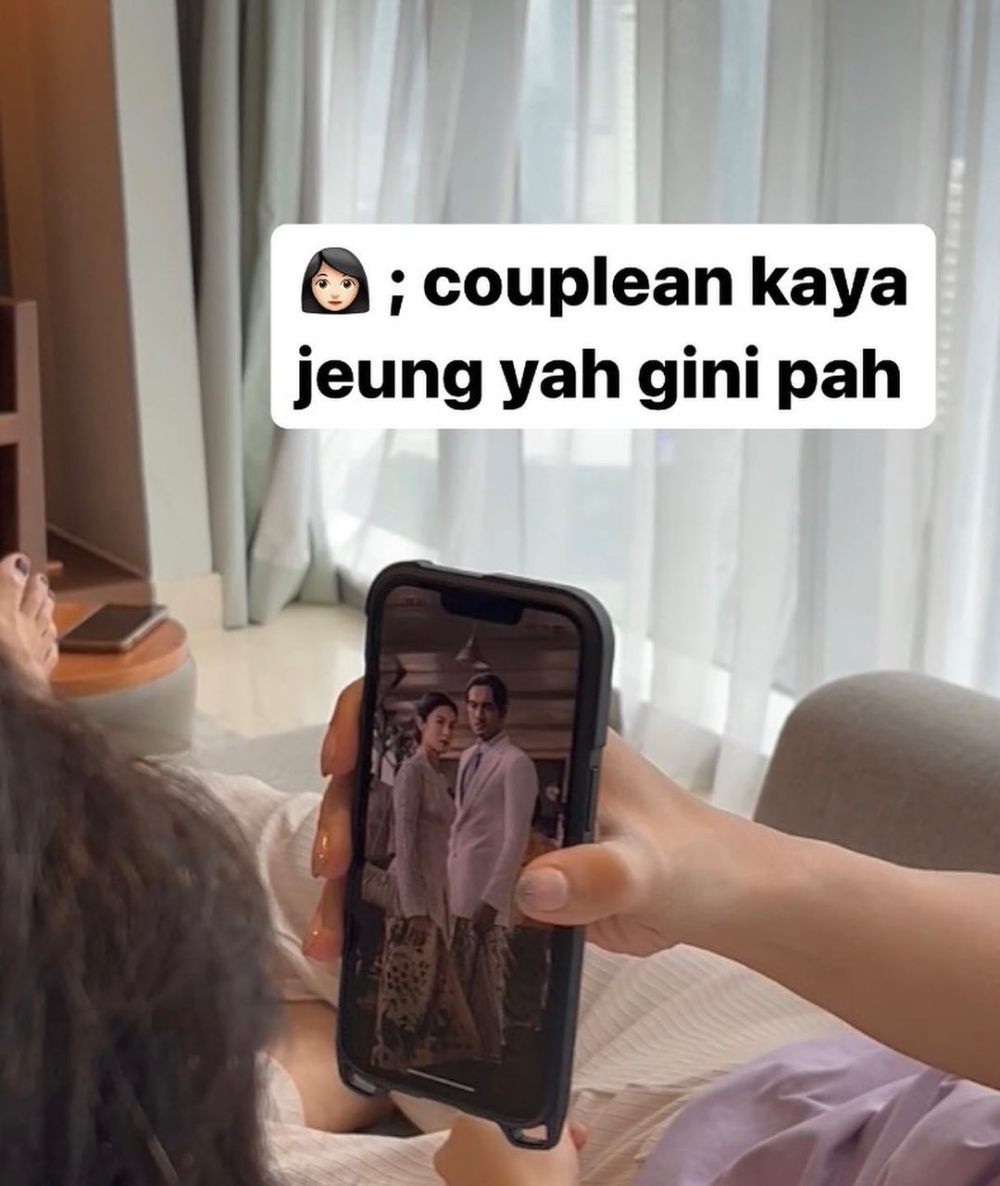 Hesti Purwadinata Dan Suami Pakai Baju Couple