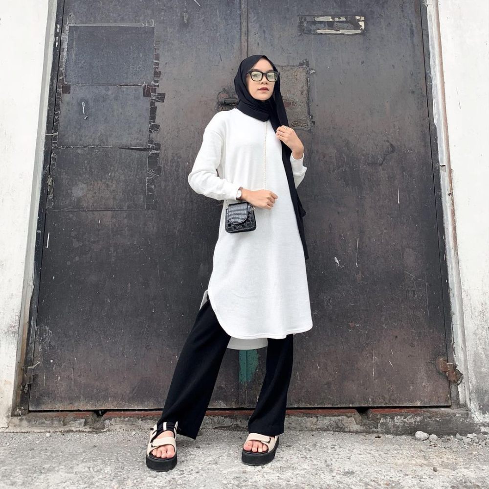 11 Outfit Hitam Putih Buat ke Kantor ala Febiola Nabila, Anti Boring!