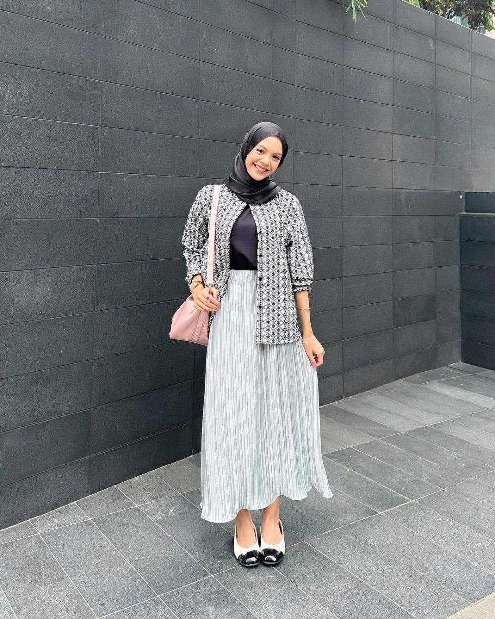 11 Outfit Hitam Putih Buat ke Kantor ala Febiola Nabila, Anti Boring!