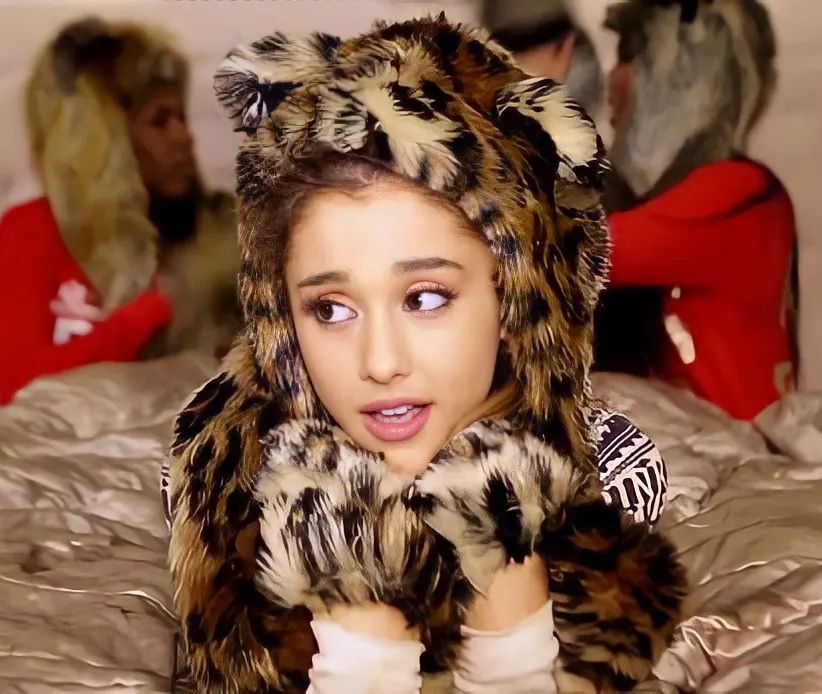 Lagu Santa Tell Me Ariana Grande Viral di TikTok, Ini Liriknya