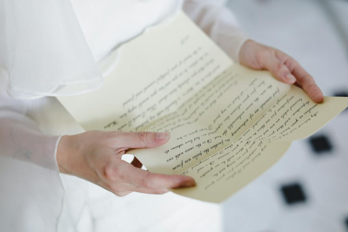 5 Manfaat Positif dari Menulis Surat Tangan, Pereda Stres!