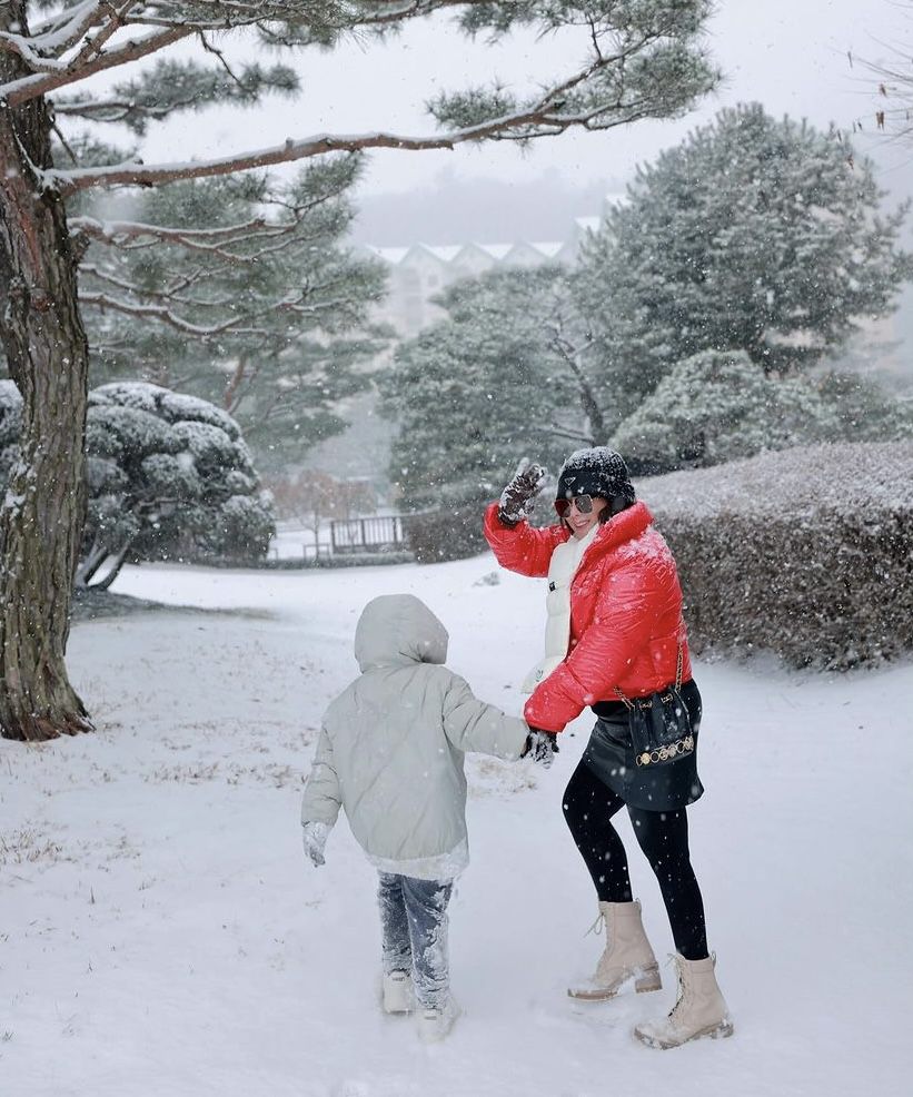 9 Potret Maharani Kemala Main Salju Bareng Anak di Korea Selatan, Seru