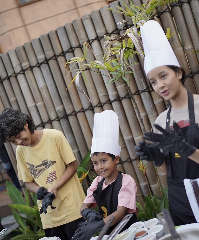 10 Potret Keluarga Widi Mulia di Yogyakarta, Anak-anak Jadi Koki 