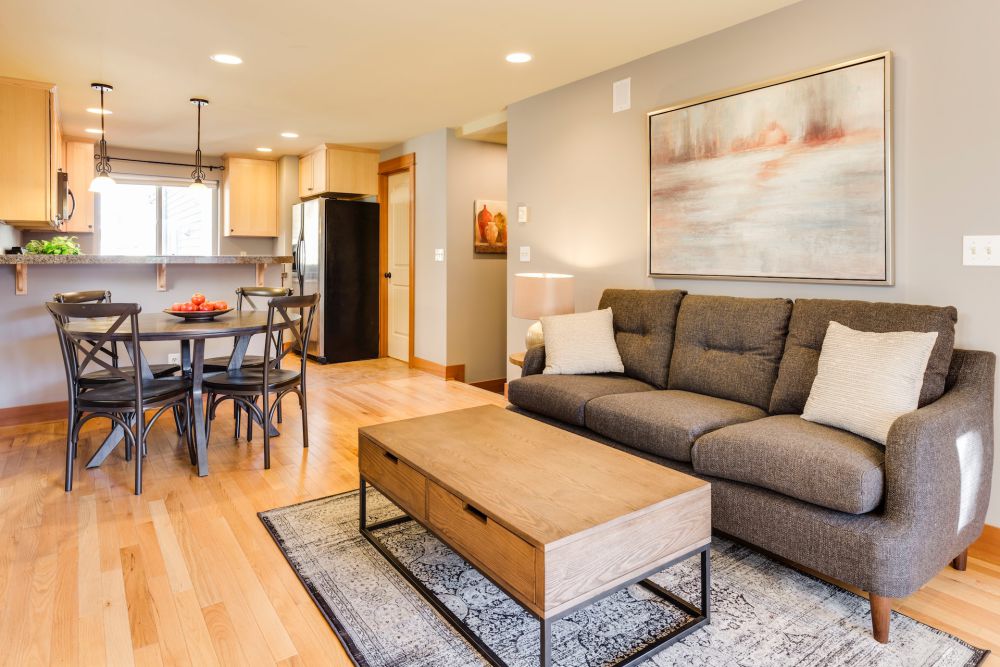 9 Ide Desain Living Room dengan Sofa Tunggal, Pas untuk Keluarga Kecil