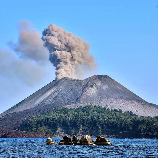 Warga Keluhkan Abu Vulkanik Erupsi GAK: Sakit Mata dan Sesak Nafas