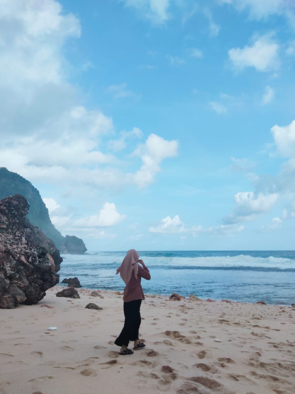 10 Potret Pantai Kali Mirah Wonogiri, Hidden Gem Cocok untuk Healing!