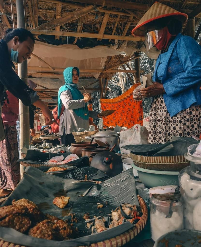 Uniknya Pasar Inis Purworejo, Tempat Kuliner Tengah Sawah dan Kuburan