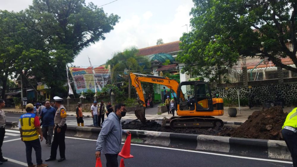 Lubang Seperti Sumur Mendadak Muncul di Jalan Raya Kota Malang