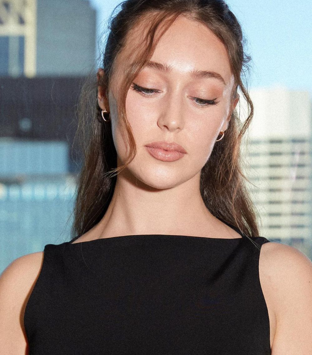 9 Inspirasi Makeup ala Alycia Debnam-Carey, Flawless Banget!