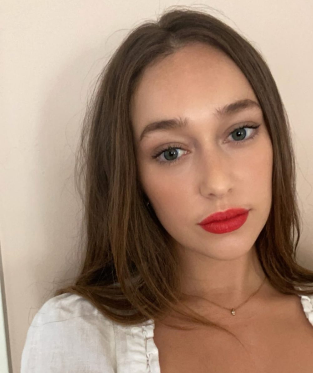 9 Inspirasi Makeup ala Alycia Debnam-Carey, Flawless Banget!