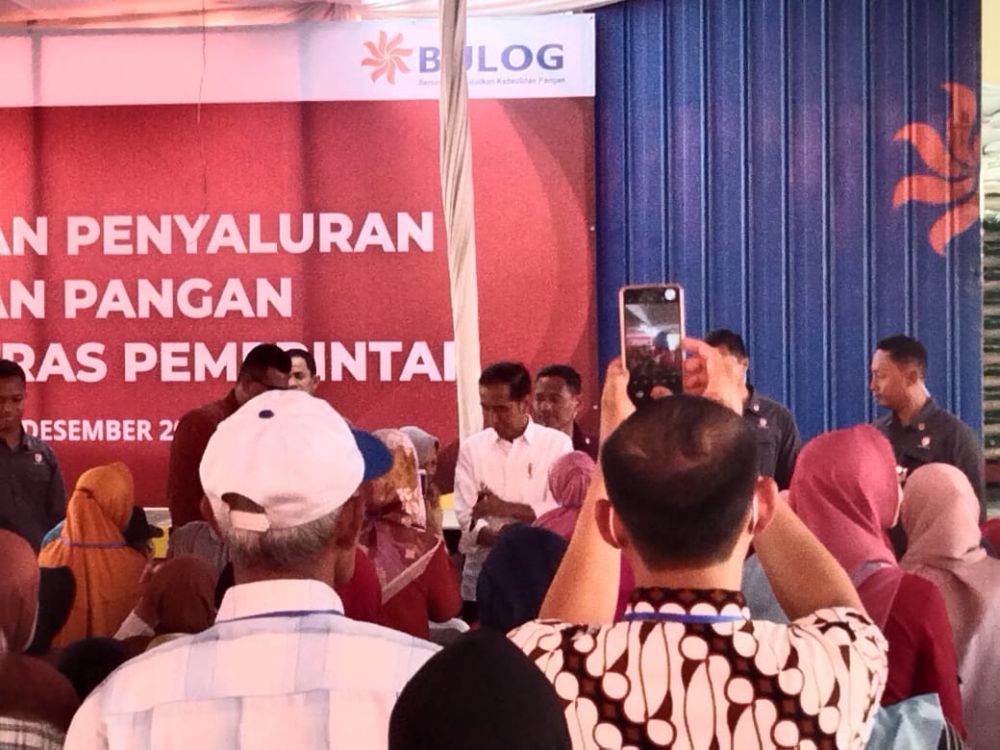 Bagi Beras, Jokowi Janjikan BLT El Nino Sampai Tahun Depan