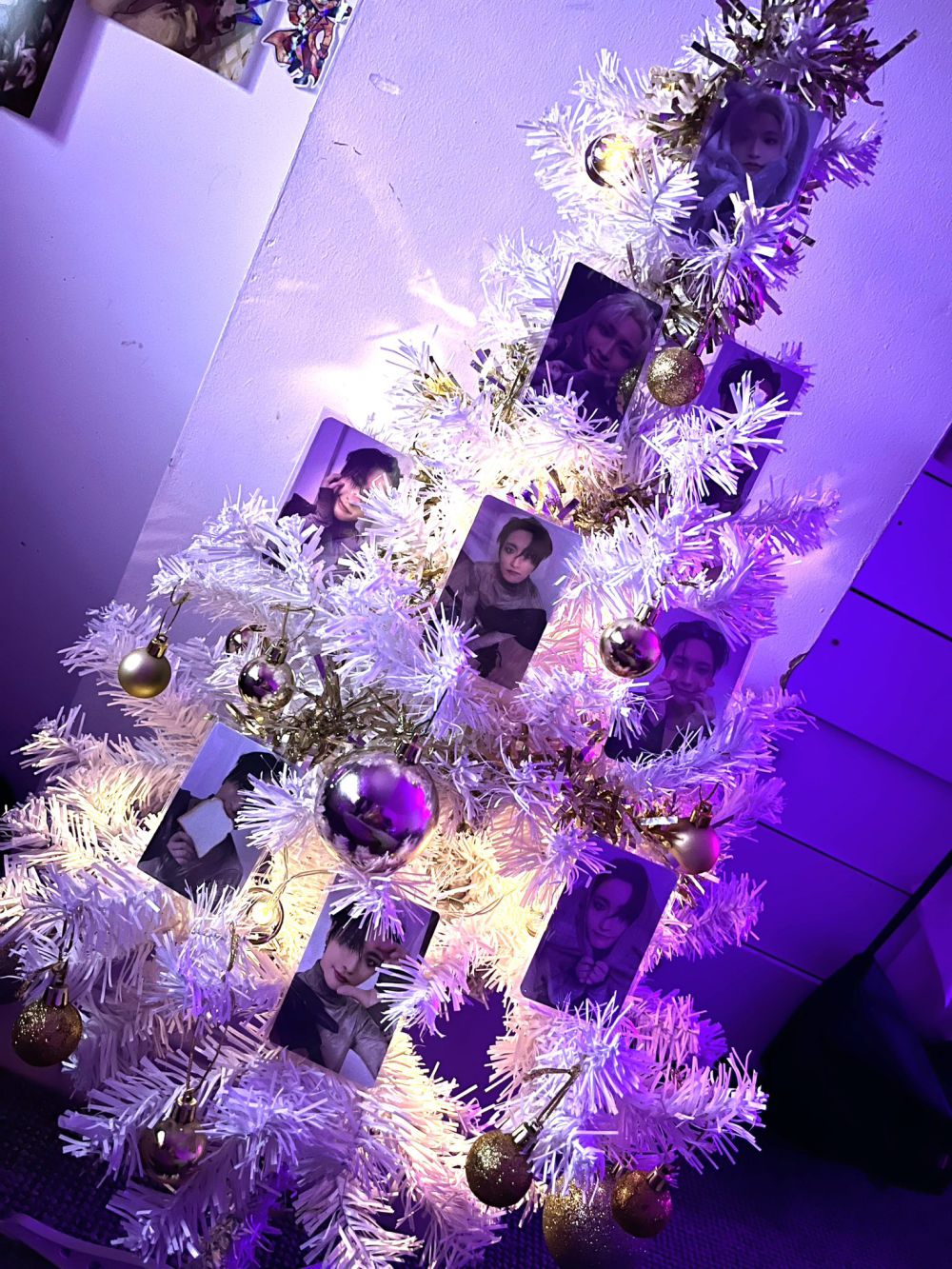 5 Ide Dekorasi Pohon Natal Menggunakan Photocard Kpop