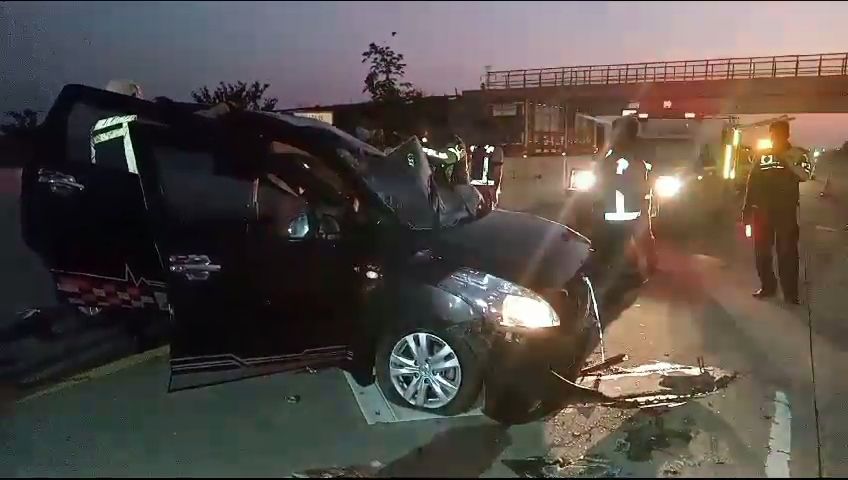 Ertiga Tabrak Truk Parkir di Tol Ngawi, 2 Orang Tewas