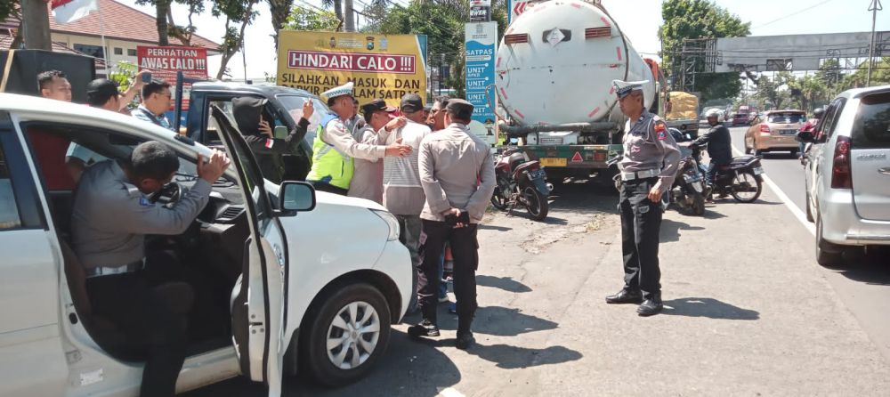 Belasan Calo SIM Ditangkap karena Blokir Akses Satpas di Malang