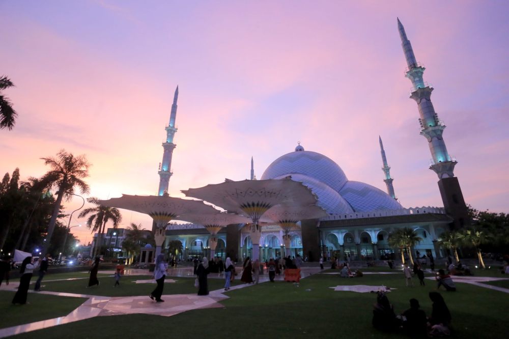 Ada Payung Nabawi di Masjid Al A'zhom, Ibadah Sambil Piknik