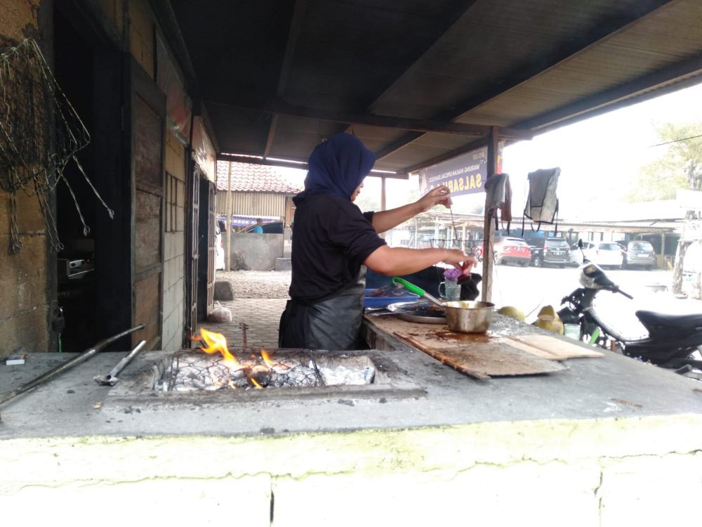 Awal Ramadan Warung Seafood Pantai Depok Sepi Pengunjung