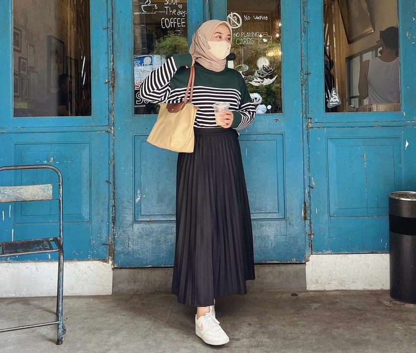 7 Ide Padu Padan Striped Sweatshirt ala Adzara Afifah, Comfy Banget!