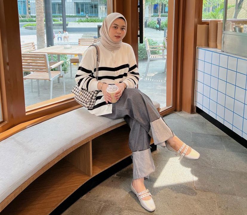 7 Ide Padu Padan Striped Sweatshirt ala Adzara Afifah, Comfy Banget!