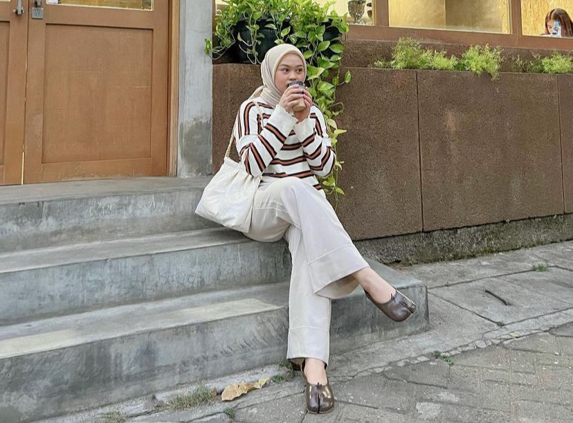 7 Ide Padu Padan Striped Sweatshirt ala Adzara Afifah, Comfy Banget!