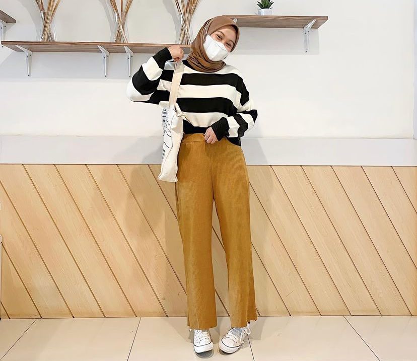 7 Ide Padu Padan Striped Sweatshirt ala Adzara Afifah, Comfy Banget!