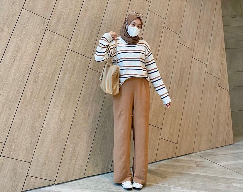 7 Ide Padu Padan Striped Sweatshirt ala Adzara Afifah, Comfy Banget!