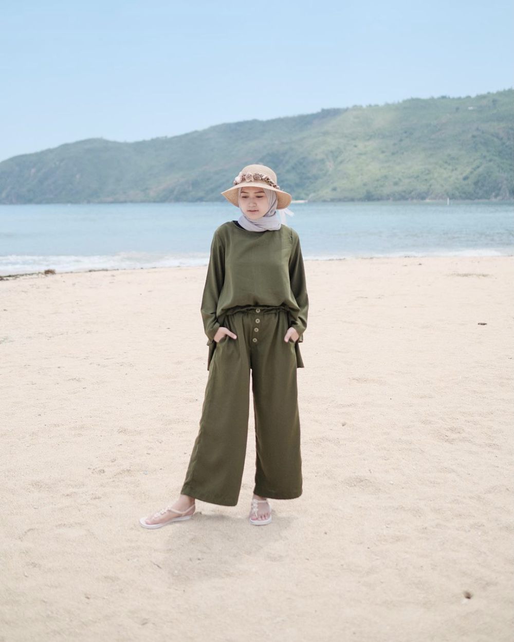 7 Inspirasi Outfit Traveling ke Pantai untuk Hijabers, Comfy Banget!